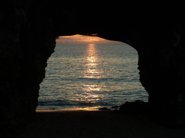 砂山ビーチ　岩の向こう側の夕日